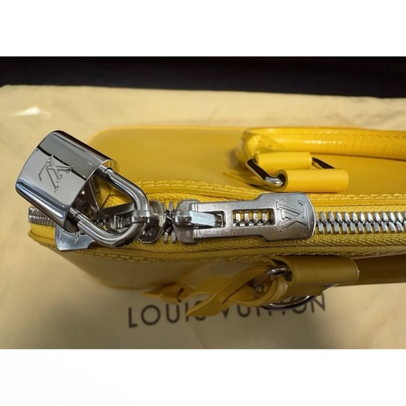Louis Vuitton LV Alma PM Epi Leather Handbag Satchel - Yellow / Citron - Picture 4 of 14